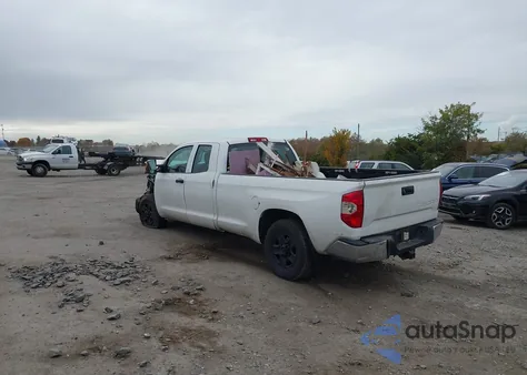 2017 Toyota Tundra Sr 5.7L V8 z USA, uszkodzony, nr VIN 5TFCY5F14HX021049